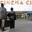 Pomnik Kargula i Pawlaka przed kinem Cinema City w Toruniu