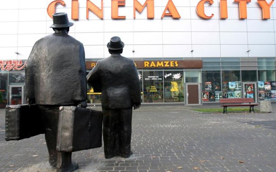 Pomnik Kargula i Pawlaka przed kinem Cinema City w Toruniu