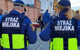 Patrol straży miejskiej przy Cmentarzu Powązkowskim