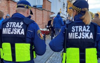 Patrol straży miejskiej przy Cmentarzu Powązkowskim