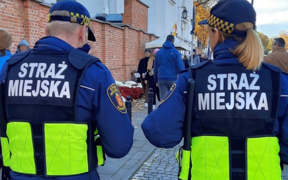 Patrol straży miejskiej przy Cmentarzu Powązkowskim