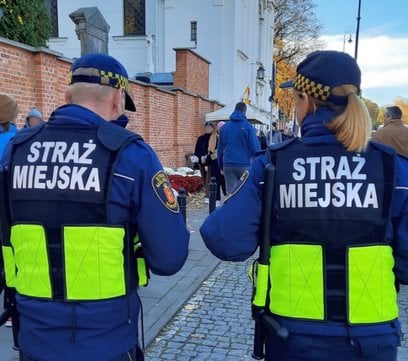 Patrol straży miejskiej przy Cmentarzu Powązkowskim