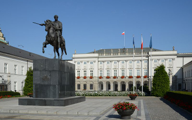 Rocznica Smoleńska: Apel pamięci przed Pałacem Prezydenckim
