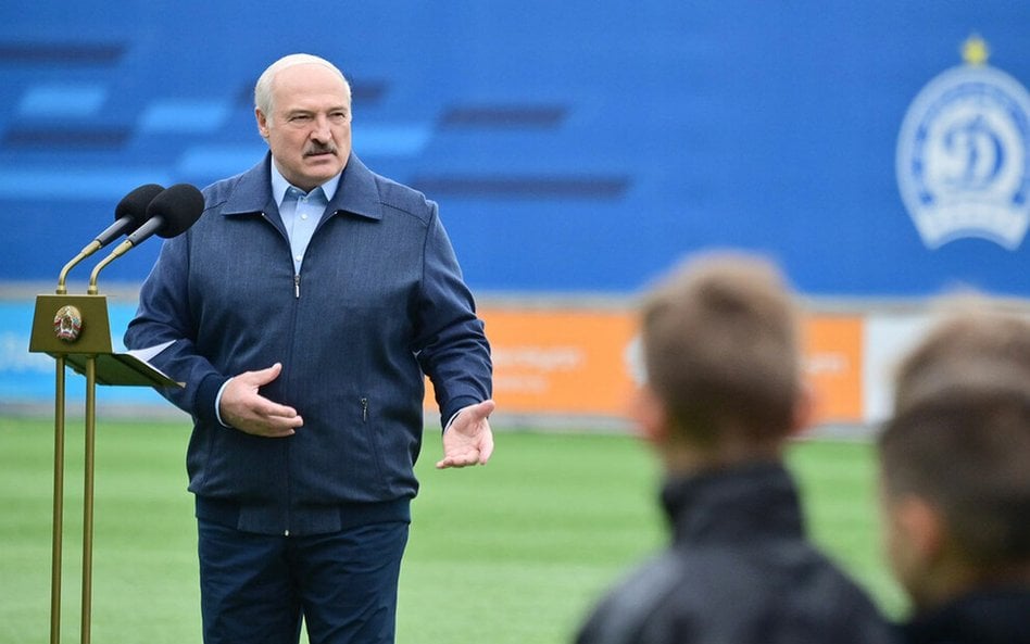 Aleksander Łukaszenko na otwarciu ośrodka piłkarskiego Dynama Mińsk
