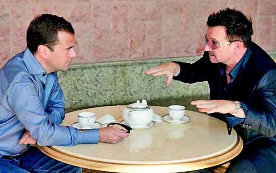 Dmitrij Miedwiediew przyjaźnie gawędził z Bono przy herbacie. Ale na koncercie muzyk pokazał, po czy