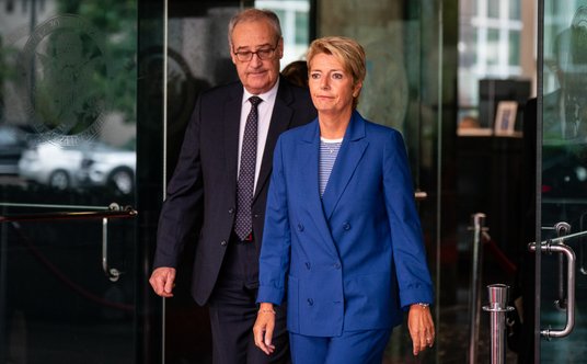 Karin Keller-Sutter, prezydent Szwajcarii i Guy Parmelin, minister gospodarki Szwajcarii po spotkani