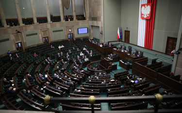 Zbigniew Rau przemawiał, ławy poselskie partii rządzącej były puste