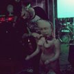 Muzycy z zespoły Mshaa podcięli gardło lalce z twarzą Kaczyńskiego