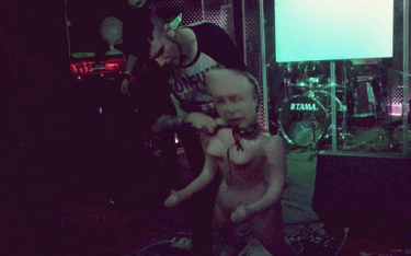 Muzycy z zespoły Mshaa podcięli gardło lalce z twarzą Kaczyńskiego