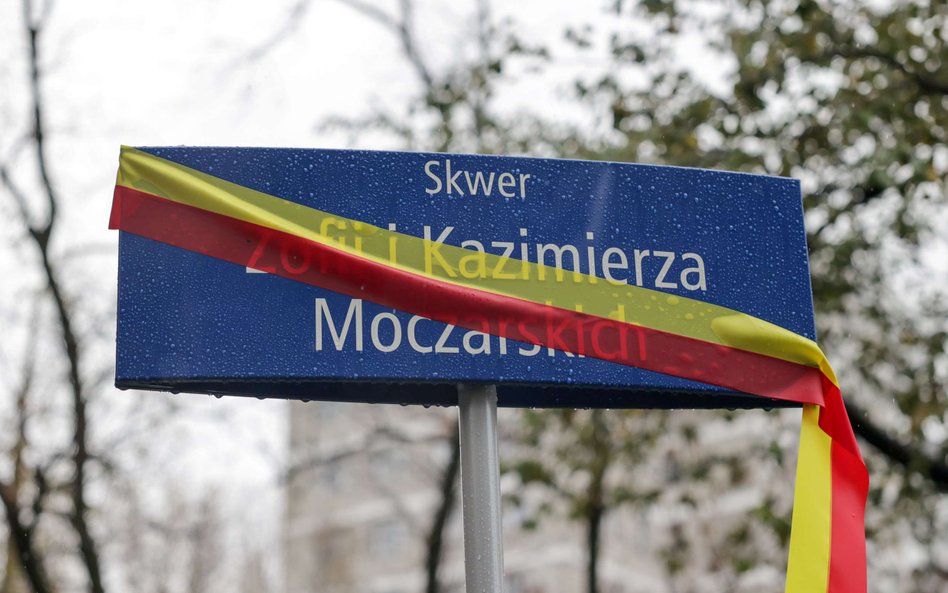 Skwerowi u zbiegu ul. Mokotowskiej i Alei Armii Ludowej uroczyście nadano imię Zofii i Kazimierza Mo
