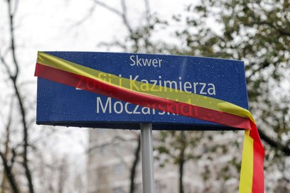 Skwerowi u zbiegu ul. Mokotowskiej i Alei Armii Ludowej uroczyście nadano imię Zofii i Kazimierza Mo
