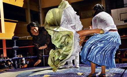 Druga nagroda „Sztuka i rozrywka – reportaż” Daniele Tamagni (Włochy): The Flying Cholitas, Boliwia