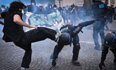 Starcia demonstrantów z oddziałami prewencji policji po marszu uczniów szkół średnich i członków fra