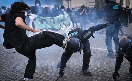 Starcia demonstrantów z oddziałami prewencji policji po marszu uczniów szkół średnich i członków fra