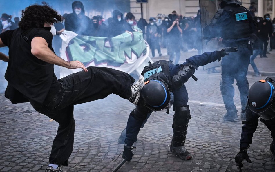Starcia demonstrantów z oddziałami prewencji policji po marszu uczniów szkół średnich i członków fra