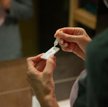 Dystans, dezynfekcja i maseczka już nie wystarczają