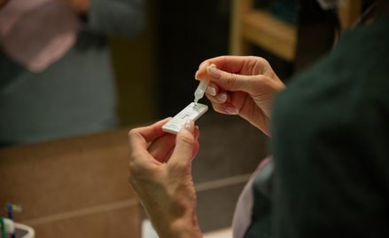 Dystans, dezynfekcja i maseczka już nie wystarczają