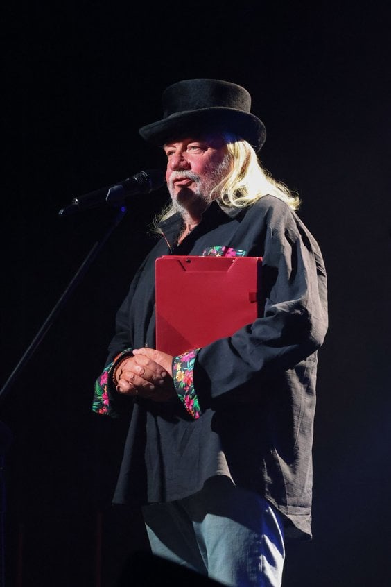 Dyrektor festiwalu Mariusz Adamiak podczas koncertu w 3. dniu festiwalu Jazz Jamboree 2026 w warszaw