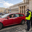 Koronawirus: kiedy policja wystawi mandat za podróżowanie