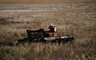 Zniszczony rosyjski czołg pod Iziumem w obwodzie charkowskim