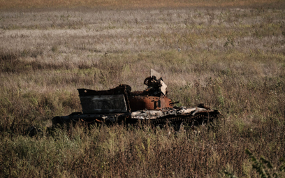 Zniszczony rosyjski czołg pod Iziumem w obwodzie charkowskim