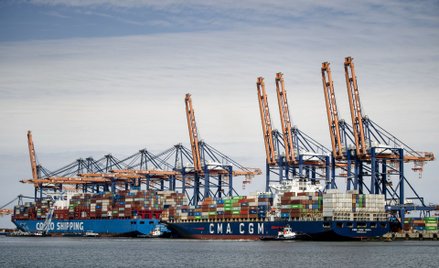 Największy port w Europie nie obsługuje Rosji. Przybywa mu ładunków LNG i węgla