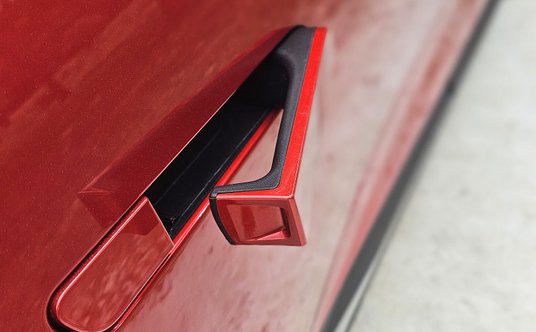 Klamki są chowane i wysuwają się automatycznie po zbliżeniu się do samochodu