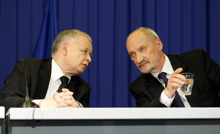 Smoleńska gorączka PiS - esej Aleksandra Halla