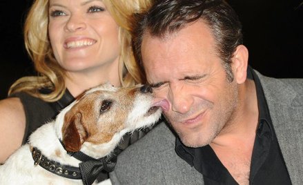 Uggie "całuje" kolegę z planu filmowego, Jeana Dujardina