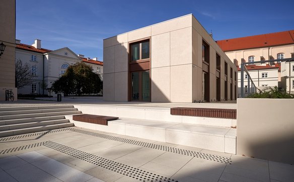 Budynek administracyjno-dydaktyczny dysponuje powierzchnią 1,4 tys. m²