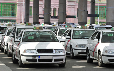 Hiszpańscy taksówkarze wygrali z Uberem