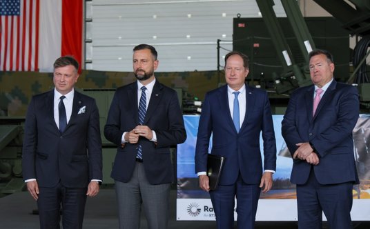 Wicepremier, minister obrony narodowej Władysław Kosiniak-Kamysz (2L), ambasador USA w Polsce Mark B