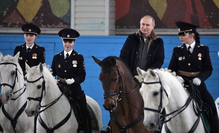Dzień Kobiet: Władimir Putin jeździł konno z funkcjonariuszkami policji