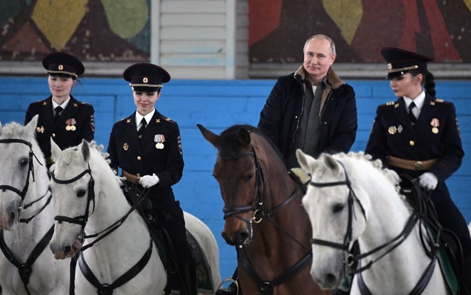 Dzień Kobiet: Władimir Putin jeździł konno z funkcjonariuszkami policji