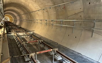 Na budowie bemowskiego odcinka metra linii M2 trwają prace związane z układaniem instalacji