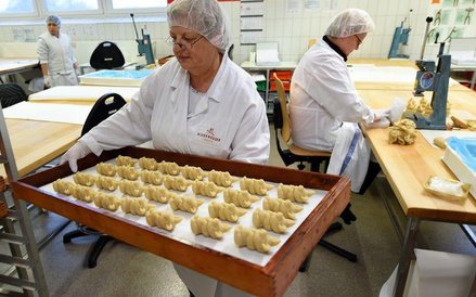 Zbliżają się święta, więc trzeba odnowić zapasy marcepanowych świnek. Niemcy.