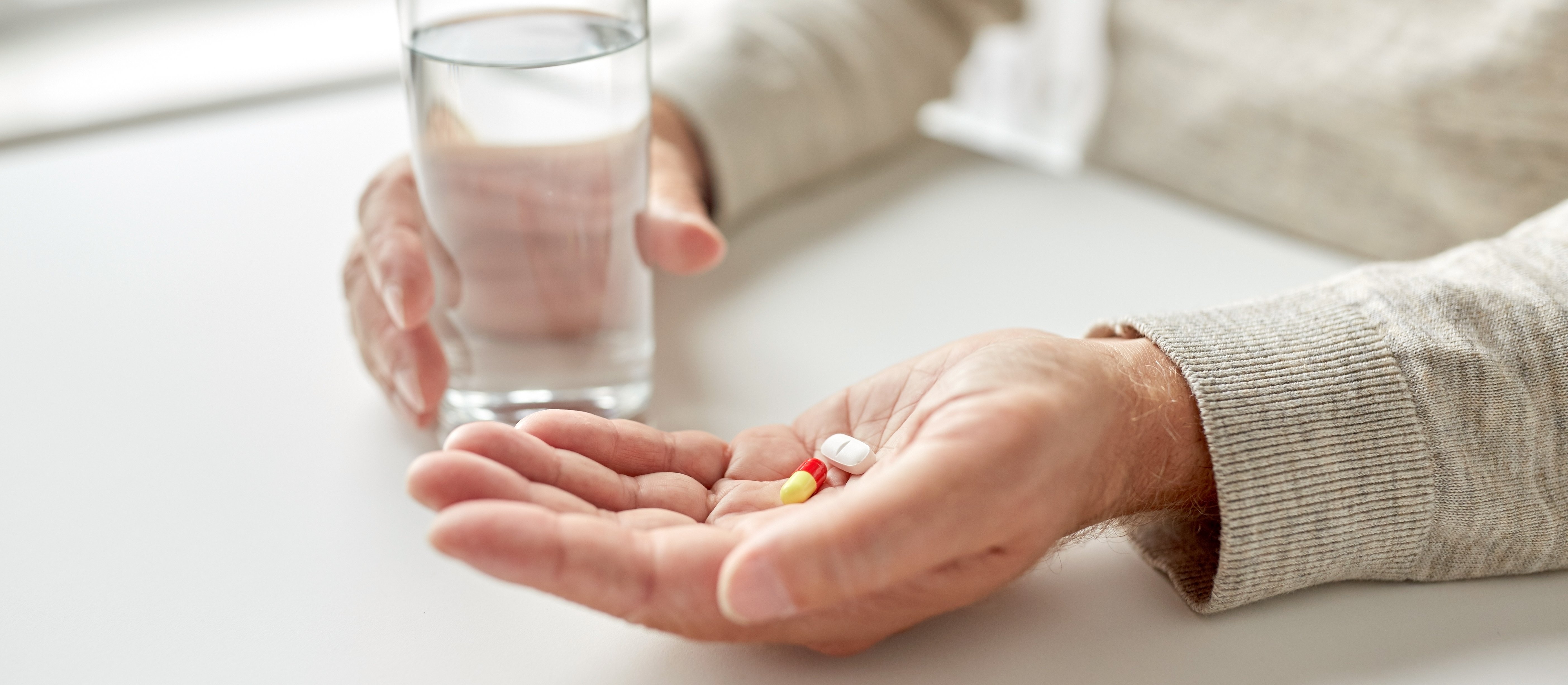 Polacy wolą leczyć się sami, kupują leki bez recepty i szukają porad online