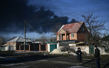 Dymy znad zbombardowanego wojskowego lotniska w Czuhujiwie niedaleko Charkowa