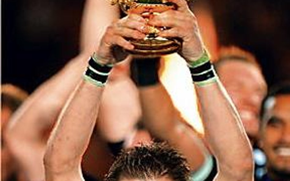 Richie McCaw trzyma puchar Williama Webba Ellisa