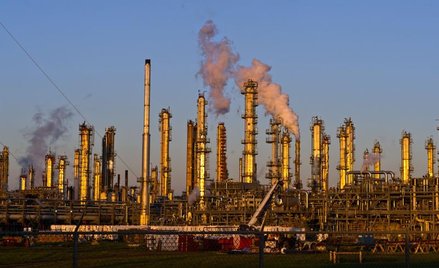 Spadki cen ropy i gazu przełożyły się nie tylko na rosnącą liczbę bankructw i zwolnień w sektorze na