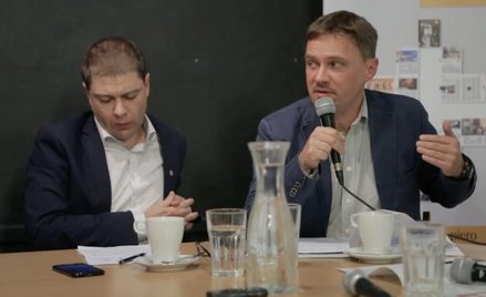 Strzelba wisi na ścianie, więc musi wystrzelić