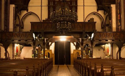 Kościoły będą otwarte, duże liturgie przełożone