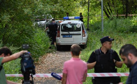 Rosyjska policja w miejscu, w którym 11 sierpnia spadł w Moskwie ukraiński dron