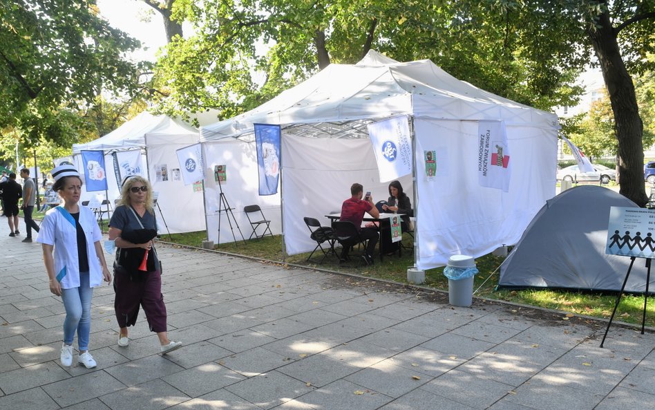 Protest pracowników ochrony zdrowia w tzw. Białym miasteczku 2.0 przed siedzibą KPRM