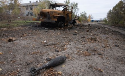 Zniszczona ciężarówka w obwodzie donieckim