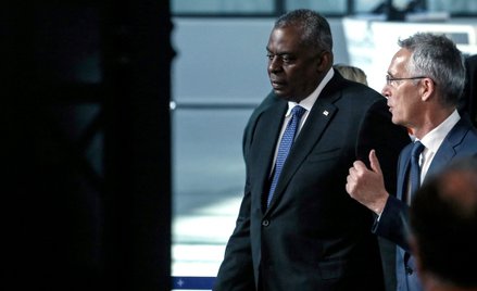 Sekretarz generalny NATO Jens Stoltenberg (z prawej) uważa, iż sojusz musi być gotowy na to, że wojn