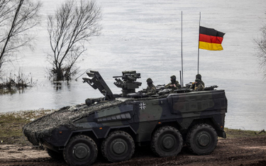 Niemieccy żołnierze w pojeździe opancerzonym podczas ćwiczeń wojskowych NATO DRAGON 2024 w Korzeniew