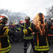 W spektakularnych protestach przeciwko reformie emerytalnej we Francji brali udział m.in. strażacy.