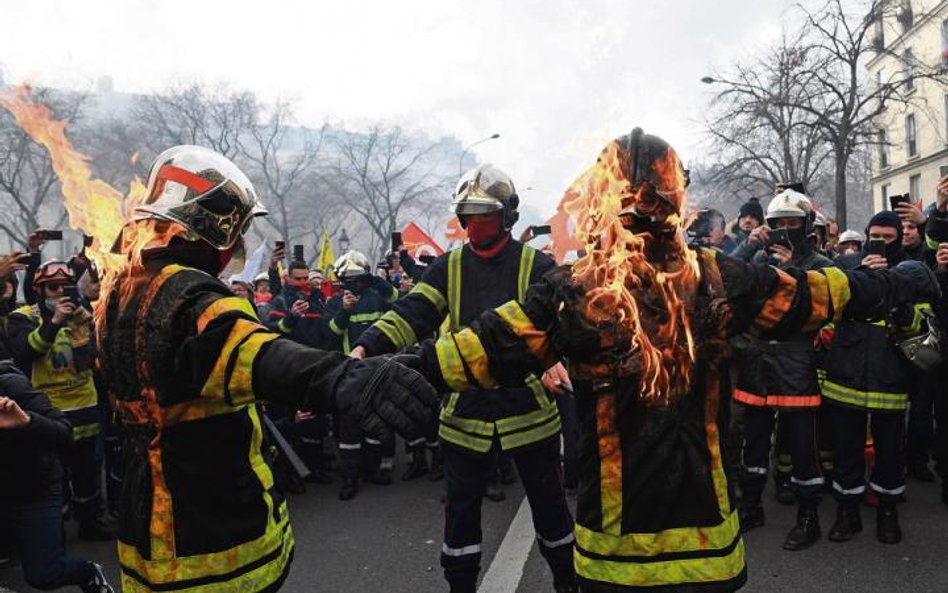 W spektakularnych protestach przeciwko reformie emerytalnej we Francji brali udział m.in. strażacy.