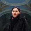 Magdalena Stopa przy wejściu do pięnkie zdobionej bramy kamienicy